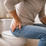 persoană cu disconfort asociat hemoroizilor