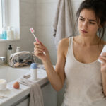 Persoană în baie confuză în rutina de igienă zilnică