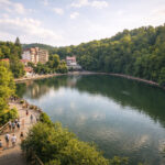 Lacul Ursu din Sovata înconjurat de pădure și turiști